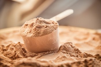 Whey Protein Pulver Schokolade mit Dosierlöffel